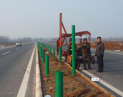 幸福路街道波形护栏打桩